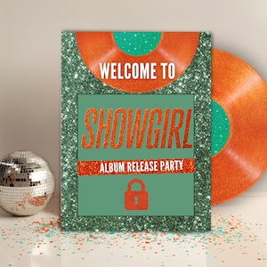 Può includere: Invito alla festa di lancio dell'album con le parole "WELCOME TO SHOWGIRL ALBUM RELEASE PARTY" in glitter arancione. L'invito è verde con un disco in vinile arancione e una palla da discoteca argentata.