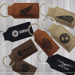 Llavero con logotipos de motocicletas y personalización: añade tu nombre, iniciales, código QR o logotipo personalizado. Material: polipiel.