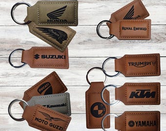 Llavero con logotipos de motocicletas y personalización: añade tu nombre, iniciales, código QR o logotipo personalizado. Material: polipiel.