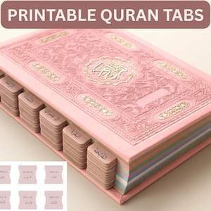 Puede incluir: Un libro rosa con una cubierta floral en relieve y caligrafía árabe dorada, que presenta múltiples pestañas rosas con texto en árabe en el lateral. El texto PRINTABLE QURAN TABS aparece en la parte superior, con una cuadrícula de pestañas debajo.