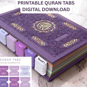 Op de afbeelding: Een paarse Koran met gedetailleerde goudkleurige reliëfdetails op de kaft en meerkleurige paginaranden. Bevestigd zijn diverse paarse en witte tabbladen met Arabische tekst en de Engelse tekst Manzil 1. De tekst luidt PRINTABLE QURAN TABS DIGITAL DOWNLOAD.