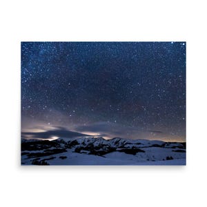 Póster de cielo estrellado sobre montañas: arte mural de paisaje nocturno celestial