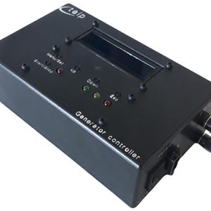 Puede incluir: Controlador de generador negro con el texto "Generator controller". Tiene una pequeña pantalla y varios botones etiquetados como "Start/Stop", "Menu/Set", "Up", "Down" y "Esc". El controlador también tiene dos conectores negros.