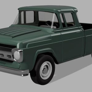 Op de afbeelding: Een donkergroene vintage pick-up truck met een chromen grille en bumper. De truck heeft een klassiek ontwerp met een cabine en een laadbak. De wielen zijn zwart met zilveren velgen. De truck staat tegen een lichtgrijze achtergrond.