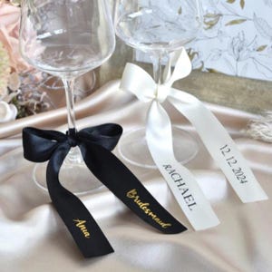 Ruban de verre à vin personnalisé | Nœud en verre à champagne de mariage personnalisé | Etiquettes pour noms en ruban de satin | marque-places pour boisson | Texte doré/noir/blanc