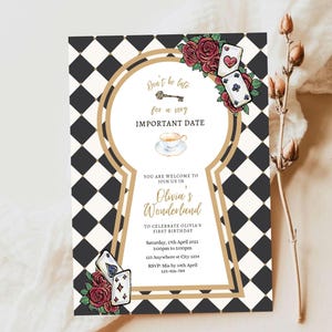 Pode incluir: Cartão de convite com design de buraco de fechadura, fundo xadrez preto e branco e detalhes dourados. O cartão apresenta o texto "Don't be late for a very IMPORTANT DATE" e "Olivia's Wonderland". Cartas de baralho e rosas também estão incluídas.