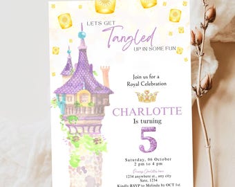 Può includere: Un invito ad acquerello con un castello viola, lanterne e il testo "Lets Get Tangled Up In Some Fun". Annuncia una celebrazione reale per il 5° compleanno di Charlotte, con i dettagli dell'evento.