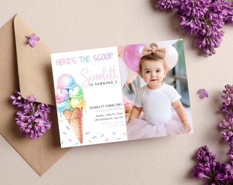 Könnte beinhalten: Eine Geburtstagseinladung mit einem Aquarell-Eiswaffel und dem Text "Here's the Scoop Scarlett is Turning 3". Die Einladung enthält ein Foto eines lächelnden Kleinkindes in einem rosa Tutu. Fliederblüten und ein brauner Umschlag sind im Hintergrund.