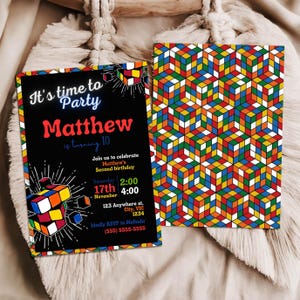Può includere: Due inviti per una festa. Il primo ha uno sfondo nero con il testo "It's time to Party Matthew is turning 10". Il secondo invito ha un motivo geometrico colorato. Gli inviti sono per il secondo compleanno di Matthew.