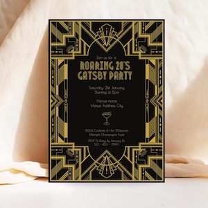 Puede incluir: Invitación negra y dorada de estilo Art Déco para una fiesta Gatsby de los años 20. La invitación incluye los detalles de la fiesta: fecha, hora, lugar e información de RSVP. El diseño presenta formas geométricas y bordes decorativos.