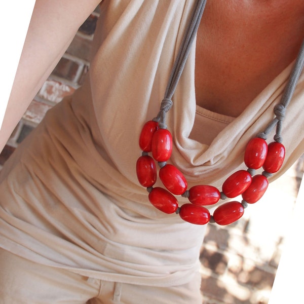 red wooden bib necklace / relaxed / casual / carefree / effortless / oganic / eco friendly fashion