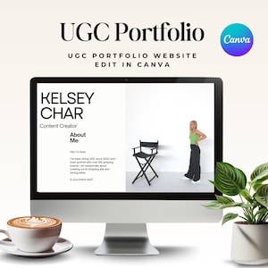 Puede incluir: Un monitor de ordenador muestra un sitio web de portafolio UGC. La pantalla muestra el nombre "KELSEY CHAR" y "Content Creator". Una mujer con top verde y pantalón negro está de pie cerca de una silla de director negra. Una taza de café está en primer plano.