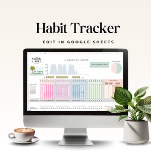 Może przedstawiać: Monitor komputera wyświetlający arkusz kalkulacyjny do śledzenia nawyków z tekstem "Habit Tracker" i "Edit in Google Sheets". Arkusz kalkulacyjny przedstawia 4-tygodniowy układ śledzenia nawyków z kolorowymi paskami postępu i wykresem postępu. Filiżanka kawy i roślina doniczkowa znajdują się na pierwszym planie.
