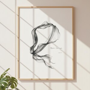 以下が含まれることがあります： 流れる布の白黒の絵が描かれた額入りのアートプリント。アートワークには「My peace I give to you」と「John 14:27」のテキストが含まれています。フレームは明るい木の色で、背景は白です。