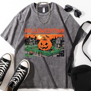 Vintage Halloweentown Pumpkin Shirt – Retro Halloween Graphic Tee, Spooky Town Scene, Trick or Treat Shirt, Unisex Fall T-Shirt ，Graphic Tee