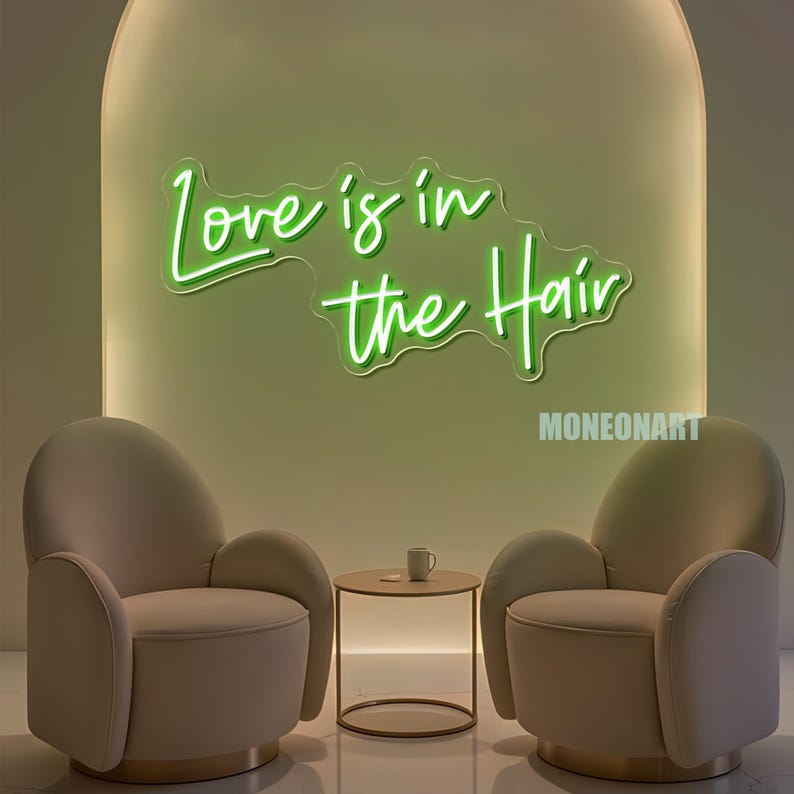 Pu&ograve; includere: Un'insegna al neon verde con la scritta "Love is in the Hair" &egrave; montata su una parete verde chiaro. Due poltrone beige si fronteggiano, con un tavolino rotondo e una tazza tra loro. La parola "MONEONART" &egrave; nell'angolo in basso a destra.