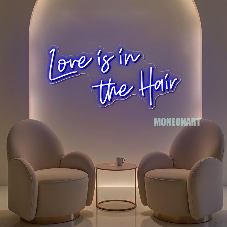 Pu&ograve; includere: Un'insegna al neon blu con la scritta "Love is in the Hair" su un muro. Due poltrone beige si fronteggiano, con un tavolino rotondo e una tazza tra loro. La scena &egrave; illuminata da una luce soffusa.