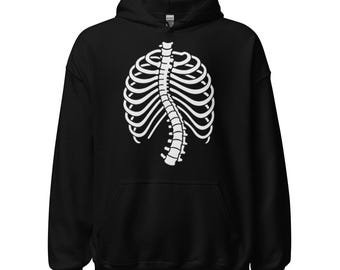 Pode incluir: Moletom preto com um desenho branco de uma caixa torácica e coluna vertebral. O desenho está centrado na frente da peça. O moletom tem capuz com cordão e um bolso frontal.