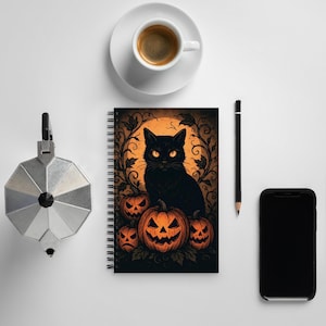 ハロウィン猫スパイラルノート、ゴシックパンプキンジャーナル、不気味な秋の文房具、黒猫魔女メモ帳、5.5インチ×8.5インチのハロウィンギフト