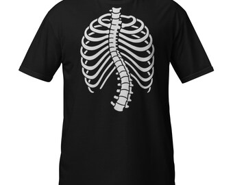 Puede incluir: Camiseta negra con un diseño blanco de caja torácica y columna vertebral esquelética. El gráfico está centrado en la camiseta, creando un tema espeluznante y anatómico. La camiseta de manga corta está hecha de un material suave.