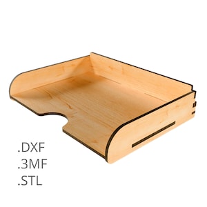 Könnte beinhalten: Eine weiße Keramik-Tasse mit schwarzem Henkel und dem Text "But First, Coffee" in fetter, schwarzer Schrift. Die Tasse steht vor einem verschwommenen Hintergrund, der eine gemütliche Umgebung andeutet.