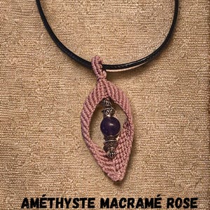 Op de afbeelding: Een roze macramé ketting met een blad-vormige hanger. De hanger heeft een donkerpaarse amethist kraal en zilverkleurige metalen details. De ketting heeft een zwart koord. Tekst onderaan: AMÉTHYSTE MACRAMÉ ROSE.