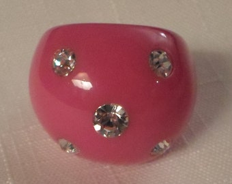 PINK RHINESTONE RING / Size 4.75 / Lucite / Fuchsia / Go-Go / Hip / Disco / Clubbing / Mod / Rockabilly / Trendy / Vintage Jewelry Accessory