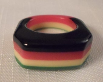 RASTAFARIAN LUCITE RING / Size 6-1/4 / Layered / Laminated / Rainbow / Multicolor / Unisex / Trendy / Hip / Mod / Vintage Jewelry Accessory