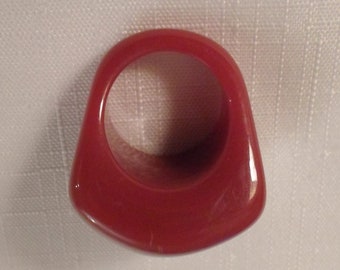 FUCHSIA LUCITE RING / Size 7-3/4 / Go-Go / Hipster / Uber Trendy / Disco Club / Rockabilly / Unisex / Mod / Chic / Vintage Jewelry Accessory