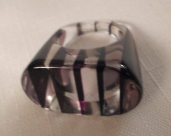 STRIPED LUCITE RING / Size 6-1/2 / Black & Clear Layered Laminated / Go-Go Disco Clubbing / Unisex / Chic / Mod Vintage Jewelry Accessory