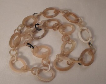 LUCITE HOOP NECKLACE / Chain Links / Faux Bone / Beige / Marbled / Chunky / Couture / Runway / Vintage / Hip / Mod Vintage Jewelry Accessory