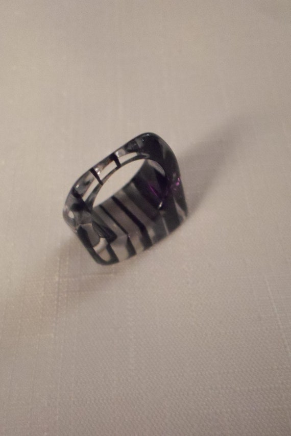 STRIPED LUCITE RING / Size 6 / Black & Clear Laye… - image 4