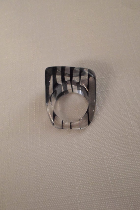STRIPED LUCITE RING / Size 6 / Black & Clear Laye… - image 3