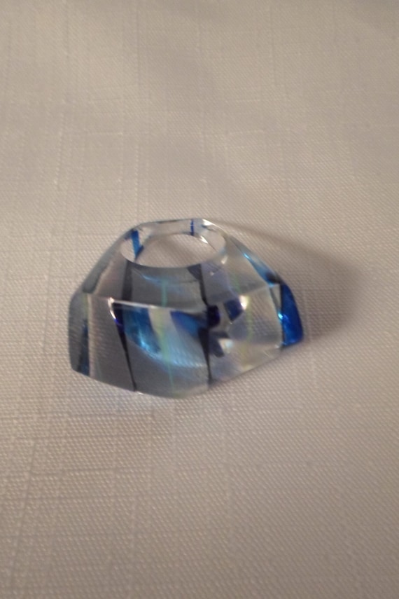 STRIPED LUCITE RING / Size 5-7/8 / Blue & Clear / 