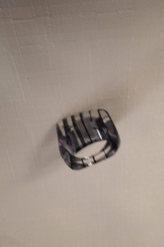 STRIPED LUCITE RING / Size 6 / Black & Clear Laye… - image 5