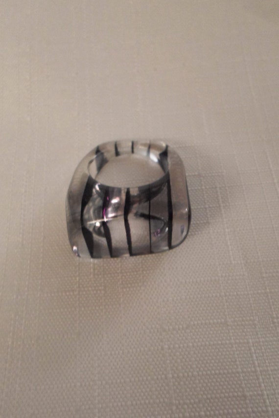 STRIPED LUCITE RING / Size 6 / Black & Clear Laye… - image 2