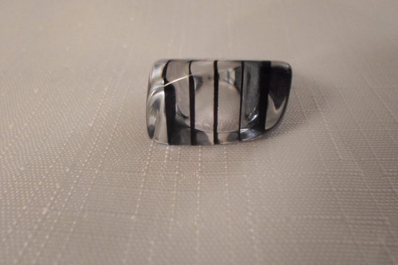 STRIPED LUCITE RING / Size 6 / Black & Clear Laye… - image 1