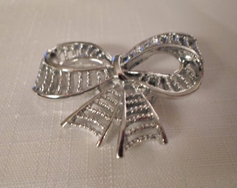 SILVER BOW BROOCH / Pin / Mid-Century Modern / Retro / Hipster / Fashionista / Classic / Rockabilly / Trendy / Chic / Modernist / Accessory