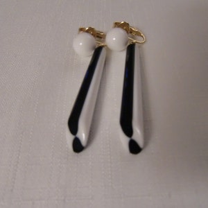 Vintage TRIFARI Black & White STRIPED LUCITE Clip Dangle Earrings image 1