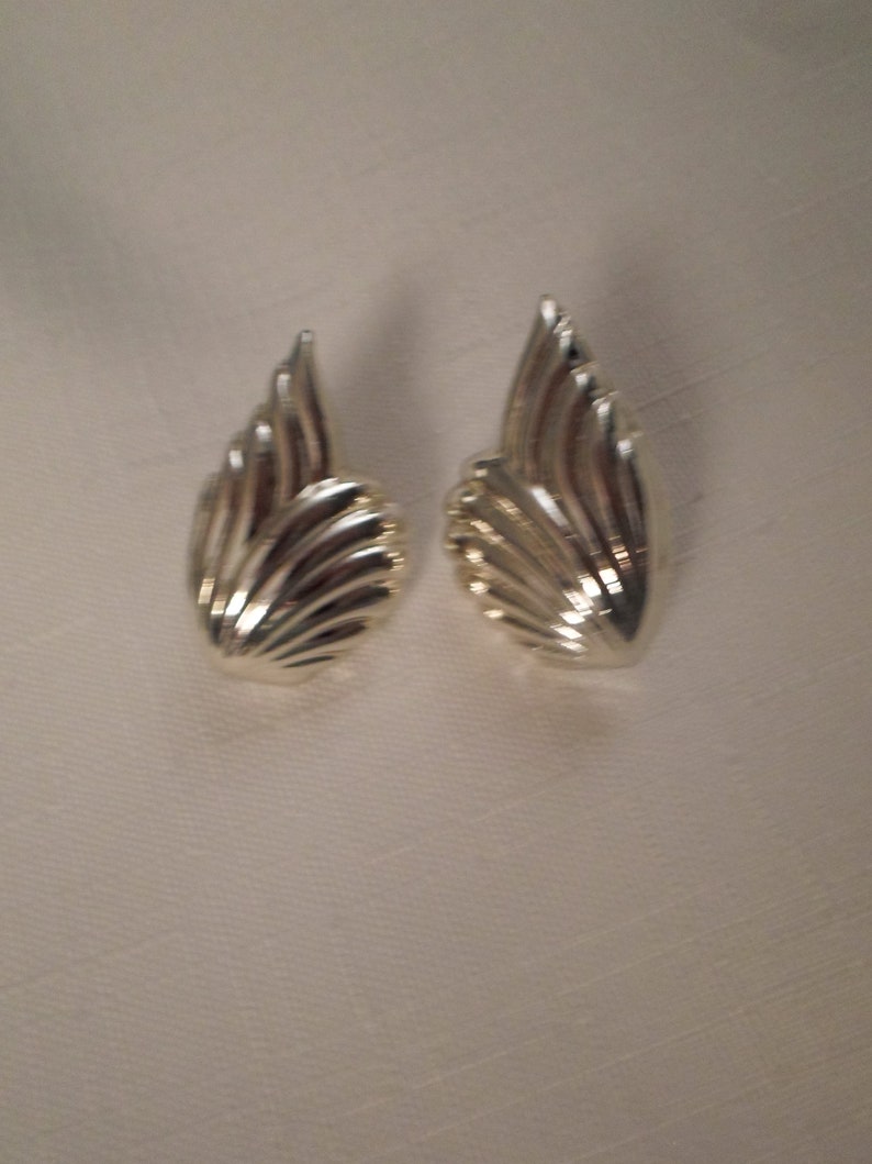 GOLD LEAF EARRINGS Pierced Art Moderne Fashionista Trendy Classic Traditional Modernist Chic Vintage Jewelry Accessories