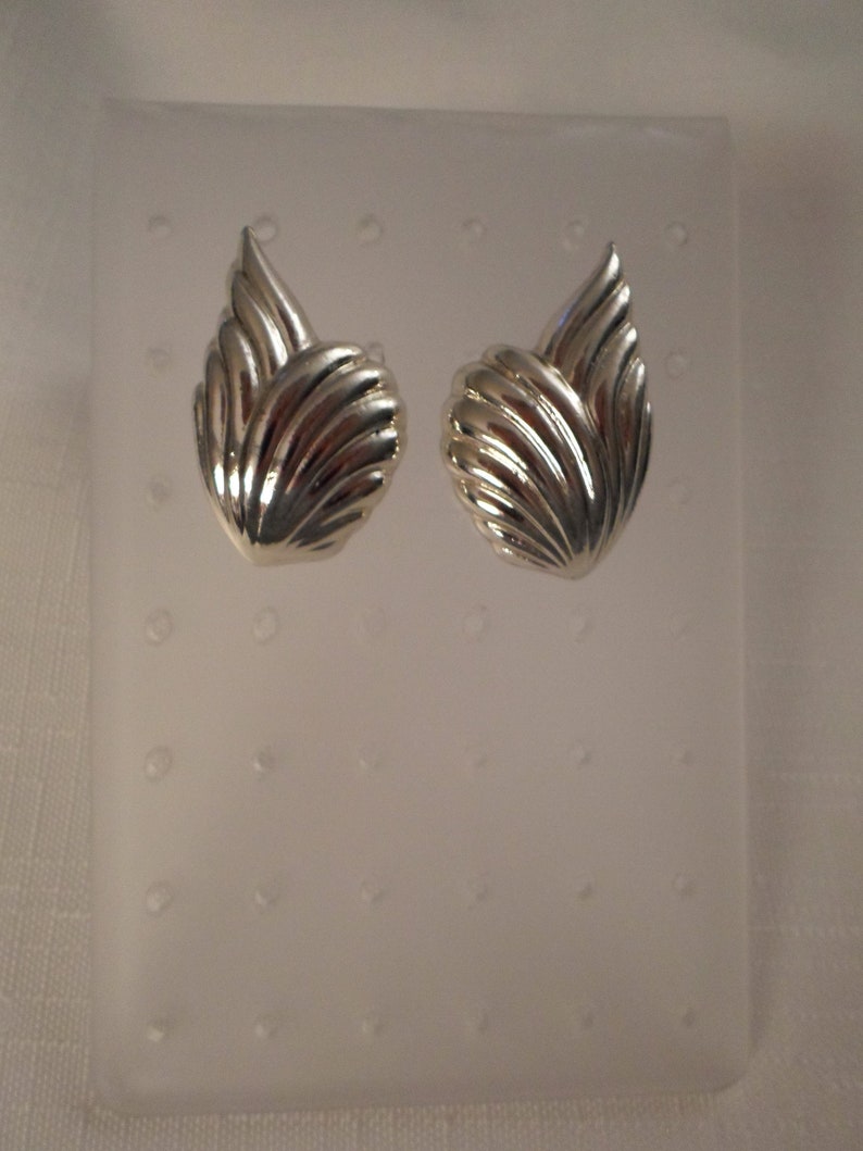 GOLD LEAF EARRINGS Pierced Art Moderne Fashionista Trendy Classic Traditional Modernist Chic Vintage Jewelry Accessories