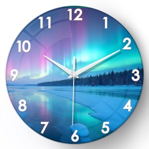 Könnte beinhalten: Runde Wanduhr mit einem Landschaftsbild der Nordlichter. Das Zifferblatt hat weiße Ziffern und Zeiger, vor einem Hintergrund aus blauen, violetten und grünen Farben. Ein dekorativer Artikel für das Zuhause.