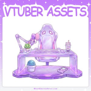 Op de afbeelding: Een digitale illustratie van een paarse gaming-opstelling met een bureau, stoel, microfoon aan een zwenkarm, toetsenbord, muis, boba-thee, een vetplant, een blauw slijmfiguur in een pot en een draagbare spelcomputer. Tekst leest VTUBER ASSETS.