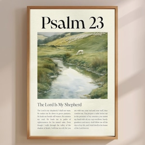 Pode incluir: Impressão de arte emoldurada com uma paisagem em aquarela com um riacho, ovelhas e colinas. O texto "Salmo 23" está no topo, com o texto completo do Salmo abaixo da imagem. A moldura é de cor castanho claro.