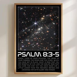 Könnte beinhalten: Gerahmter Druck mit einem Bild des Weltraums mit zahlreichen Sternen und Galaxien. Der Druck enthält den Text "PSALM 8:3-5" und einen Bibelabschnitt. Der Rahmen ist hellbraun.