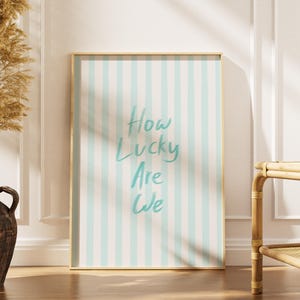 Quanto siamo fortunati Stampa Appartamento Blu Decorazione Poster Positivo Decorazione Stanza Coquette Arte da Parete per Dormitorio Affermazione Citazione Regalo Stampa Fisica