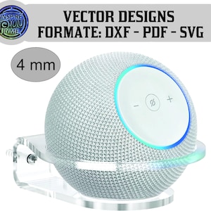 Puede incluir: Un altavoz inteligente blanco con cubierta de tela, montado en un soporte de acrílico transparente. El altavoz tiene un panel de control blanco con botones de volumen y silencio. El texto de la imagen dice "VECTOR DESIGNS" y "FORMATE: DXF - PDF - SVG".