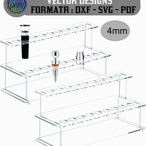 Könnte beinhalten: Transparenter, mehrstufiger Präsentationsständer aus Acryl mit mehreren kreisförmigen Öffnungen. Der Ständer hält verschiedene Weinaccessoires, darunter einen schwarzen und silbernen Weinausgießer, einen silbernen Flaschenverschluss und eine silberne Flasche. Der Text "VECTOR DESIGNS FORMATR : DXF - SVG - PDF" steht oben.
