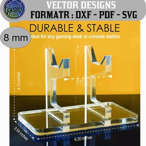 Puede incluir: Soporte transparente para consola de juegos de acrílico. El soporte mide 16 cm de ancho, 9 cm de profundidad y 10,5 cm de alto. El soporte tiene 8 mm de grosor y presenta el texto "DURABLE & STABLE".