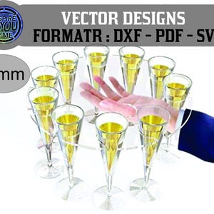 Può includere: Un vassoio di servizio in acrilico trasparente contiene undici calici di champagne riempiti con un liquido giallo. I calici sono disposti a cerchio. Il testo "VECTOR DESIGNS FORMATR: DXF - PDF - SVG" è visualizzato sopra i calici.